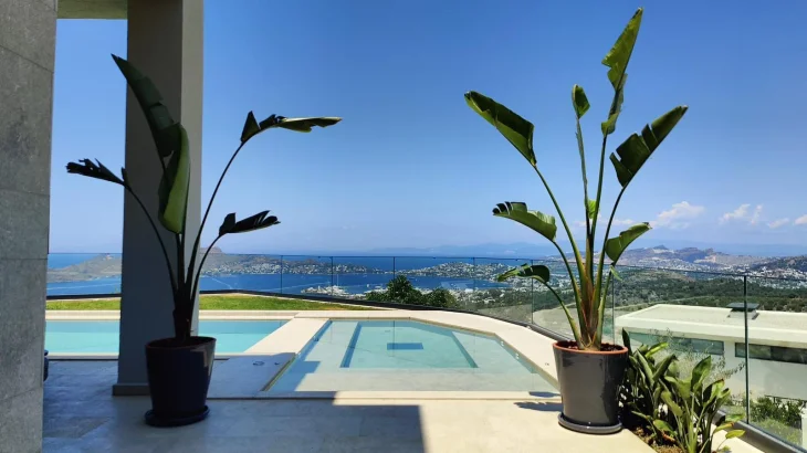 Villa inşaatı ve profesyonel havuz uygulamalarını bir araya getiren Bodrum projemizde; modern mimari, dayanıklı yapı sistemleri ve uzun ömürlü havuz altyapısı ön planda tutulmuştur.